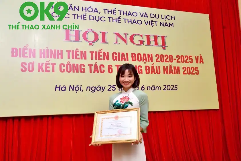 Nguyễn Thị Oanh nhận bằng khen của Cục Thể dục Thể thao Việt Nam